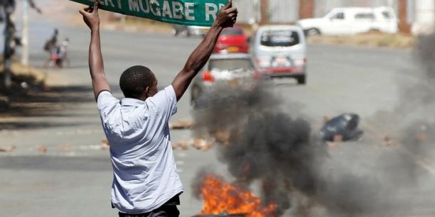 Une manifestation anti-mugabe dispersee au zimbabwe[reuters.com]