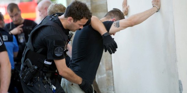 Des militants d'un groupuscule d'extreme droite escaladent la porte de brandebourg[reuters.com]