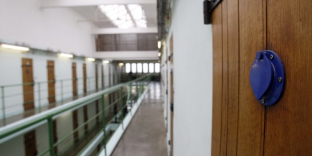 Debut de mutinerie a la prison de valence, 2 surveillants blesses[reuters.com]