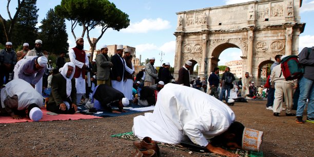 Des musulmans prient pres du colisee pour protester[reuters.com]