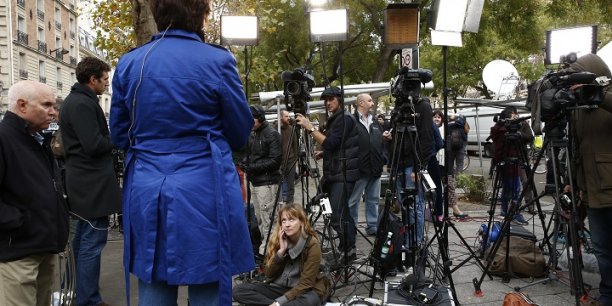 Des équipes de chaînes de télévision présentes devant le Bataclan au lendemain des attentas, le 14 novembre 2015.