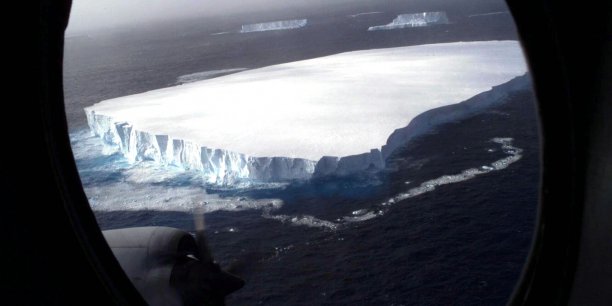 Le bloc de glace géant ne s'est pas encore complètement détaché de Larsen C, mais pourrait offrir un spectacle aussi désolant que celui de cet immense iceberg (64 km de long sur 17 km de large) qui s'était détaché en octobre 1999 de la banquise antarctique, ici aperçu dérivant au sud du Cap Horn.
