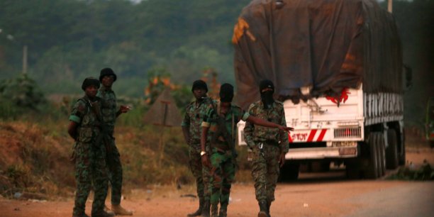 Des gendarmes ivoiriens tirent en l'air dans le port d'abidjan[reuters.com]