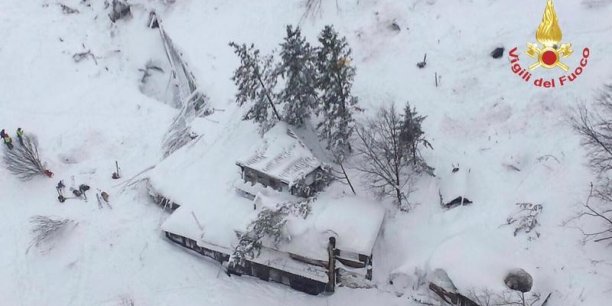 Une avalanche potentiellement meurtriere touche un hotel italien[reuters.com]