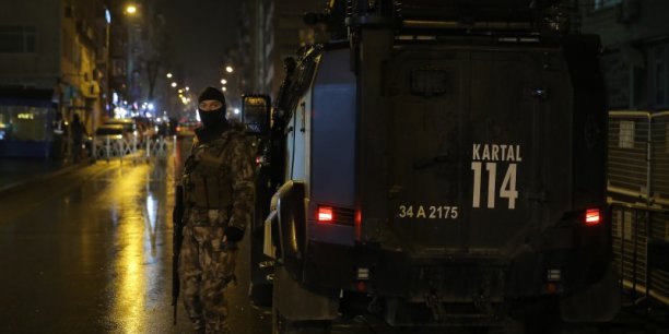 Un suspect de l'attaque du qg de la police d'istanbul abattu[reuters.com]
