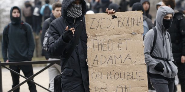 Des jeunes bloquent des lycees parisiens pour soutenir theo[reuters.com]