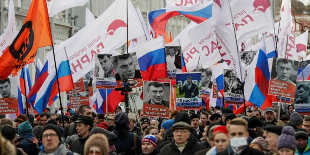 Des milliers de russes rendent hommage a nemtsov[reuters.com]