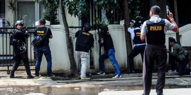 La police indonesienne blesse un assaillant apres une explosion[reuters.com]