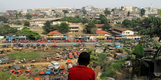 En Côte d'Ivoire, le manque d'infrastructures dans les zones urbaines a pour conséquence un déficit en production d'eau d'environ 250 000 m³/jour, dont 100 000 m³ pour la capitale Abidjan, qui accapare 70% de la consommation nationale.