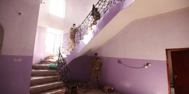 Les forces irakiennes approchent du siege du gouvernorat a  mossoul[reuters.com]