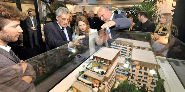 Philippe Saurel, président de Montpellier Méditerranée Métropole, et Stéphanie Jannin, vice-présidente en charge de l'urbanisme, en visite au salon de l'immobilier de Montpellier.