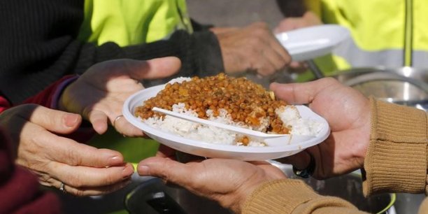 Calais: l'arrete contre la distribution de repas aux migrants suspendu[reuters.com]