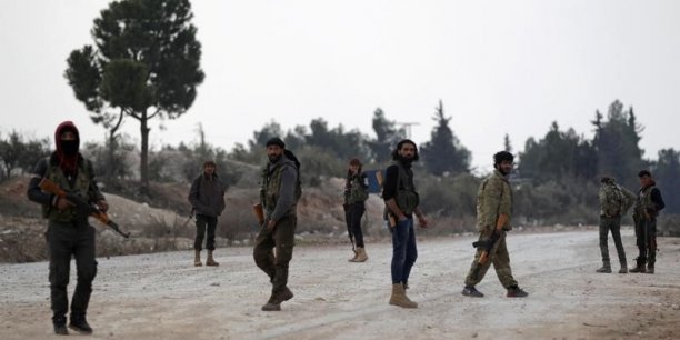 Syrie: des hommes des fds achemines par voie aerienne vers tabka[reuters.com]