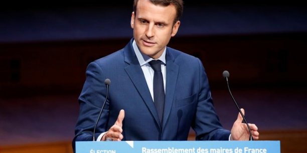Macron hue par des maires[reuters.com]