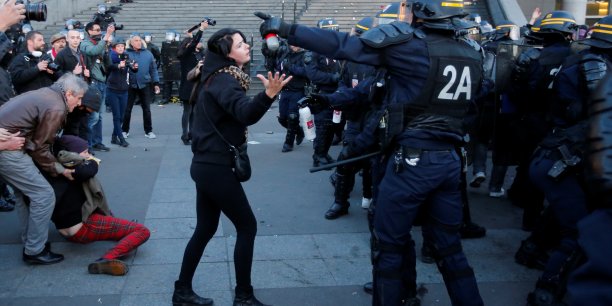 29 gardes a vue a paris, 6 policiers et 3 manifestants blesses[reuters.com]