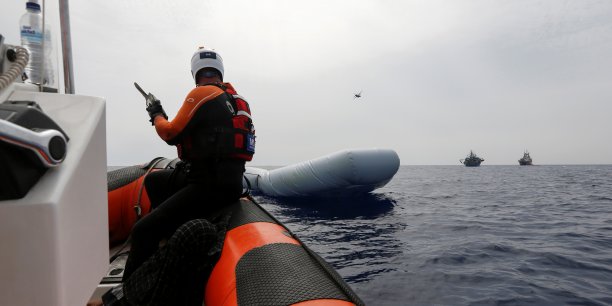 Un bateau de migrants coule en mer egee, huit morts[reuters.com]
