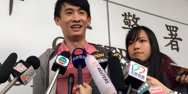 Inculpation de deux deputes pro-independance de hong kong[reuters.com]