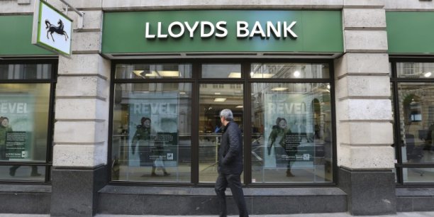 Lloyds defie les previsions en publiant un benefice stable[reuters.com]