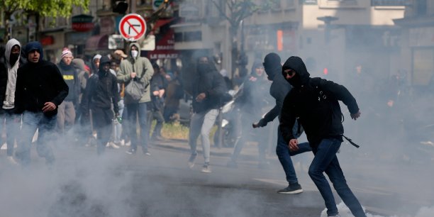 Une manifestation contre le fn et macron degenere a paris[reuters.com]