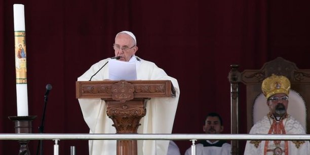 Le pape dit la messe au caire, veut l'unite contre le fanatisme[reuters.com]
