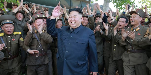 Le leader nord-coréen Kim Jung-un ovationné par ses troupes.