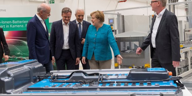 Merkel presse l'automobile allemande d'investir dans l'electrique[reuters.com]