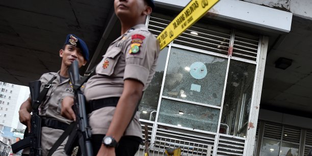 Trois arrestations apres le double attentat suicide a djakarta[reuters.com]