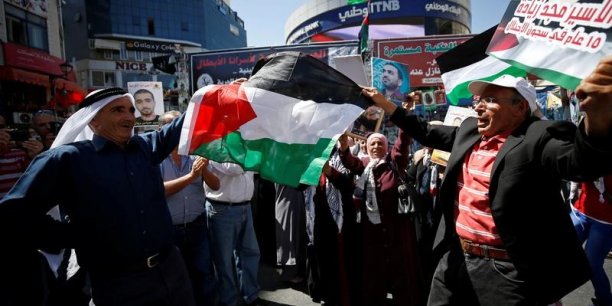 Des centaines de palestiniens suspendent leur greve de la faim[reuters.com]