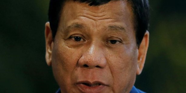 Duterte plaisante a nouveau sur le viol en pleine loi martiale[reuters.com]