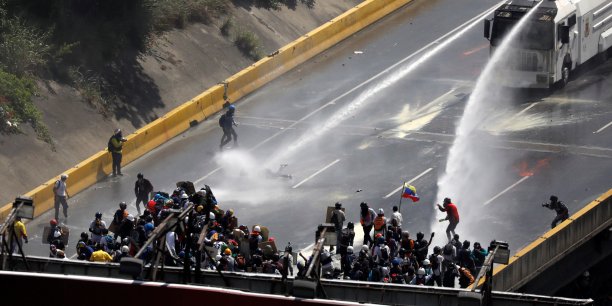 Deux figures de l'opposition blessees dans des manifestations au venezuela[reuters.com]