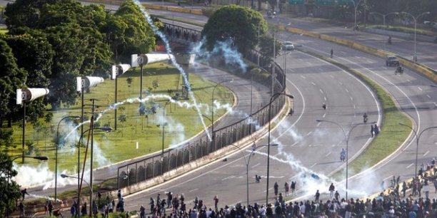 L'armee venezuelienne tire sur des manifestants, un mort[reuters.com]