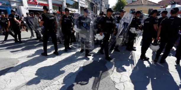 La police d'istanbul disperse des participants de la gay pride[reuters.com]