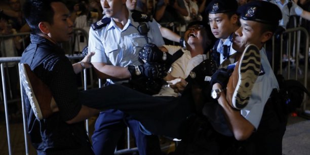 Des opposants arretes a hong kong avant la visite de xi jinping[reuters.com]