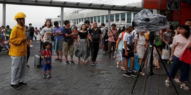 Hong kong en etat d'alerte cyclonique, evacuations au japon[reuters.com]