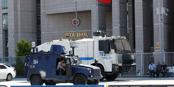 Ouverture du proces des journalistes de cumhuriyet a istanbul[reuters.com]
