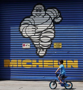 Michelin: l'operationnel se tasse, objectifs 2017 confirmes[reuters.com]