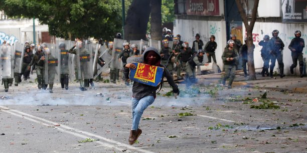 Trois morts au premier jour de la greve generale au venezuela[reuters.com]