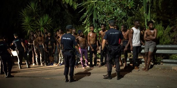 Des dizaines de migrants penetrent dans l'enclave de ceuta[reuters.com]