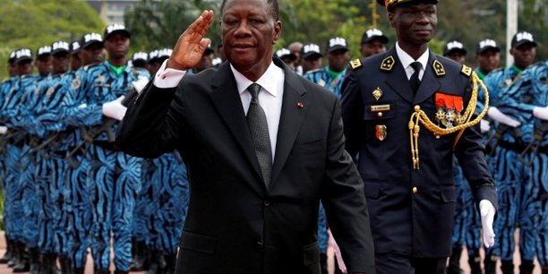Le président ivoirien Alassane Ouattara passant en revue un détachement de l'armée, lors du 57e anniversaire de l’indépendance de la Côte d'Ivoire, le 7 août 2017 à Abidjan. A sa gauche, le chef d'Etat-major des armées, le général Sekou Toure.