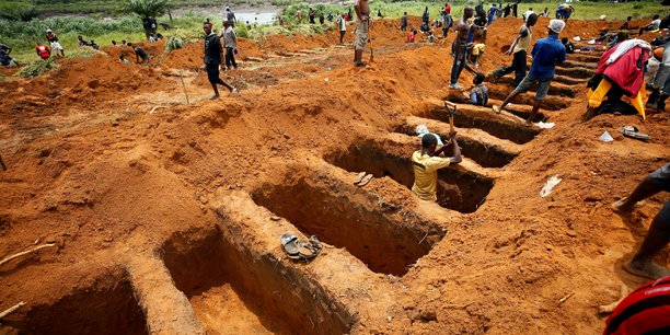 Inhumation de victimes du glissement de terrain en sierra leone[reuters.com]