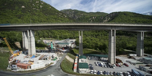 Le creusement du futur tunnel transfrontalier de 57,5 kilomètres entre la France et l'Italie a débuté il y a huit ans : fin mars 2024, « l'excavation a atteint 36,4 km de galeries sur un total de 162 km à réaliser », indique la TELT (promoteur public du projet franco-italien).