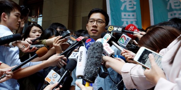 Hong kong: deux partisans de la democratie liberes sous caution[reuters.com]