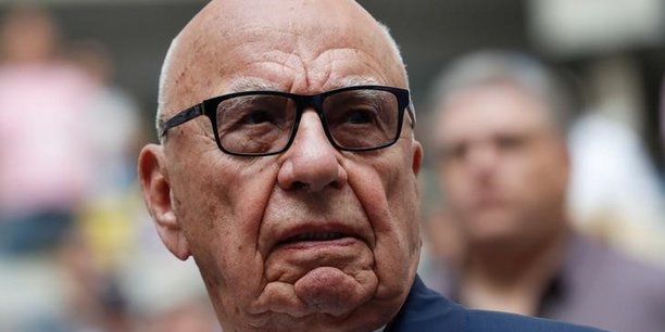 Le projet de Fox de prendre le contrôle total de Sky, annoncé en décembre 2016, a été retardé par les autorités britanniques qui craignent qu'une telle opération ne donne trop d'influence à Rupert Murdoch, déjà propriétaire de journaux, sur le paysage médiatique en Grande-Bretagne.