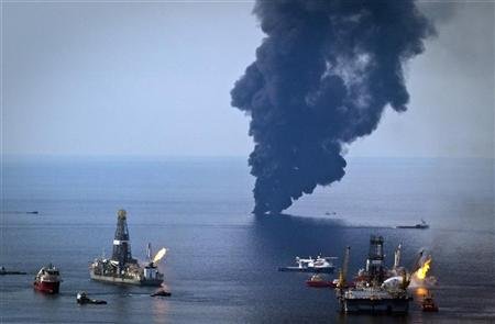 L'enquête fédérale conclut à la responsabilité de la compagnie propriétaire de la plate-forme pétrolière ayant explosé, et de BP, son exploitant. Les pénalités pourraient coûter 40 milliards au géant britannique / Photo Reuters