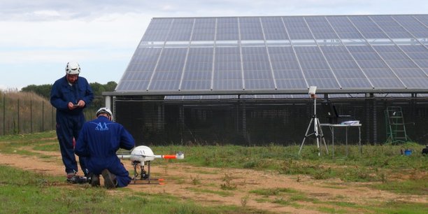 Un drone d'Air Marine juste avant le décollage d'inspection de panneaux photovoltaïques.