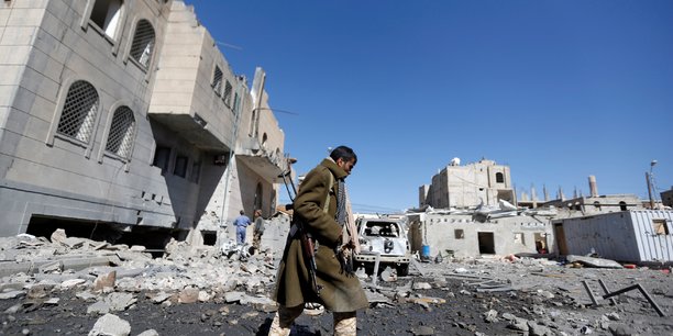 Yemen: frappes aeriennes contre un camp a sanaa, 39 morts[reuters.com]