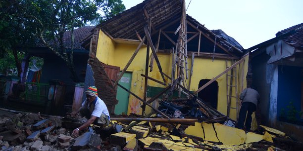 Trois morts dans un puissant seisme a java, en indonesie[reuters.com]
