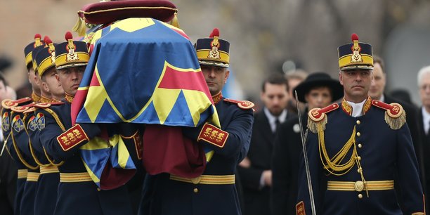 Les roumains rendent un dernier hommage au roi michel[reuters.com]
