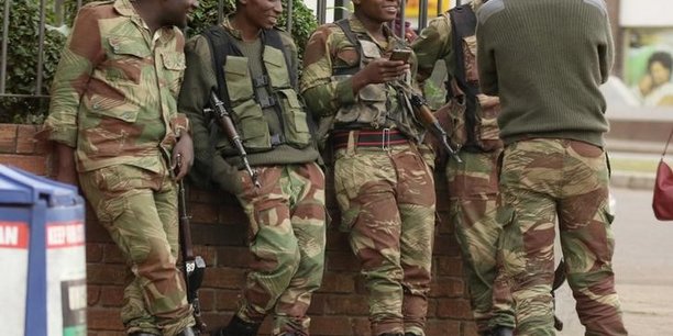 Les militaires zimbabweens rentrent dans leurs casernes[reuters.com]