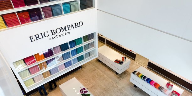 Créé il y a plus de 30 ans, le groupe Eric Bompard compte 56 boutiques et revendique le rang de leader européen du cachemire.